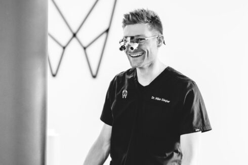 Graustufen- Bild Dr. Mike Siegler lachend mit Lupenbrille.