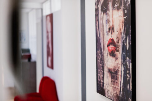 Bilder an der Wand, schräge Perspektive